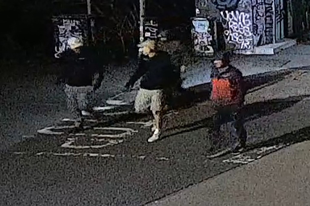4人行色从容。法新社