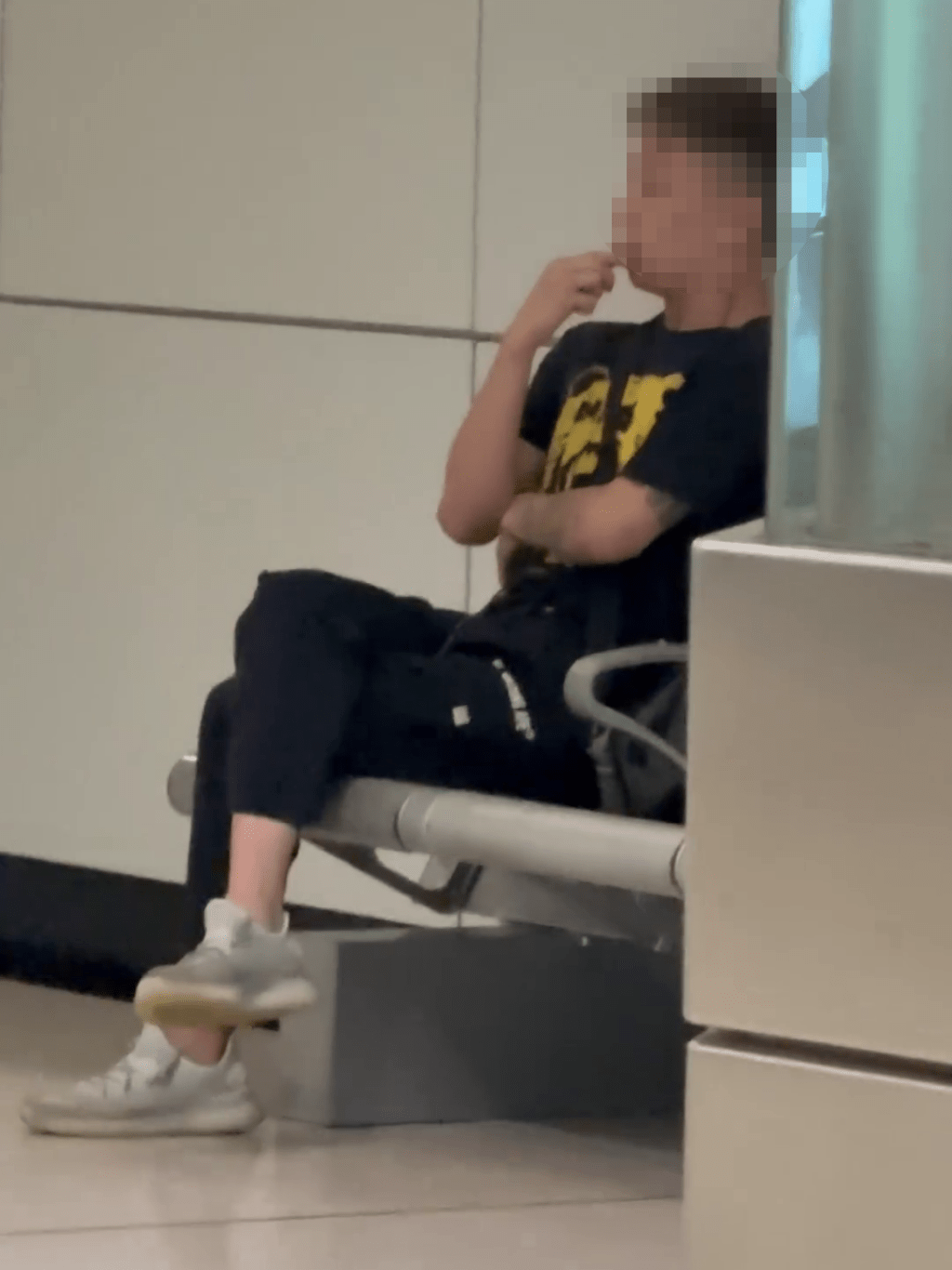 金髮男繼續在月台吸食電子煙,不少網民質疑他是吸食太空油毒品。Threads:im_fengkk 金髮男繼續在月台吸食電子煙,不少網民質疑他是吸食太空油毒品。Threads:im_fengkk