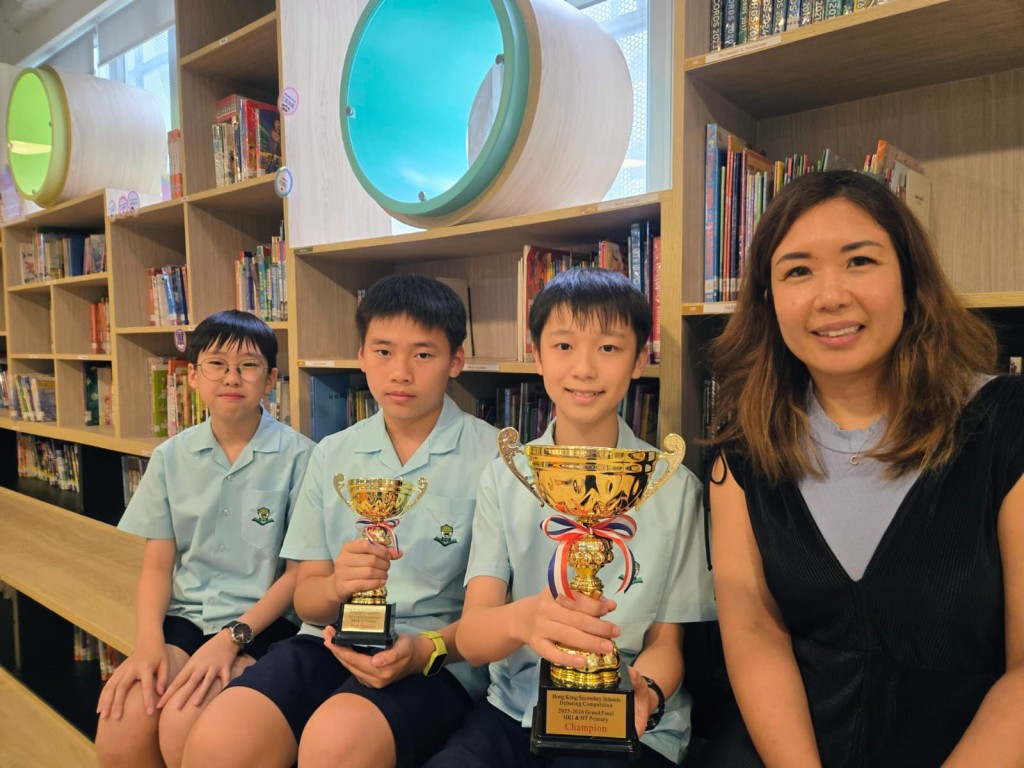 负责带领英语辩论队的老师陈韵诗(右)带领三位小六生参加「香港中学英语辩论比赛小学组」夺冠。图片由学校提供 负责带领英语辩论队的老师陈韵诗(右)带领三位小六生参加「香港中学英语辩论比赛小学组」夺冠。图片由学校提供