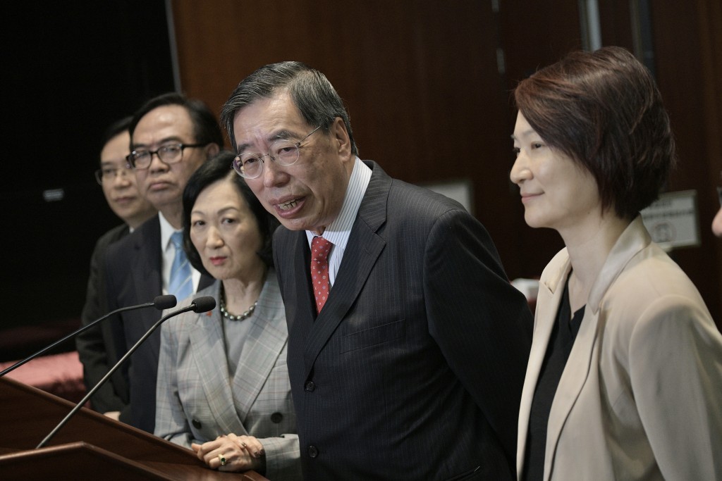 立法会主席梁君彦（右二）联同各党派议员见记者。陈浩元摄