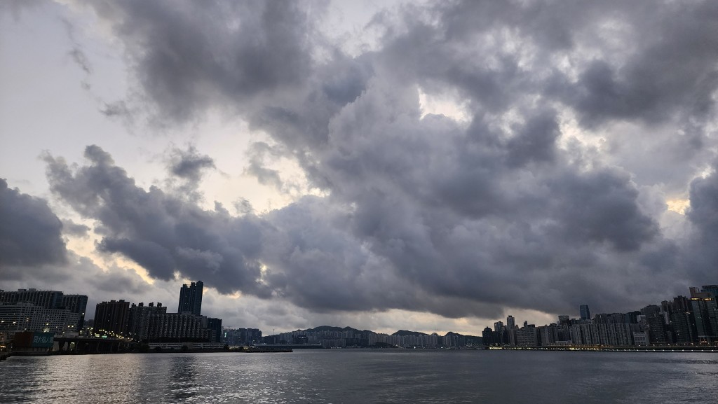 大致天晴，但局部地區有一兩陣驟雨。