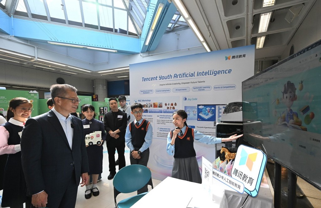 陳茂波（左一）參觀展覽攤位。