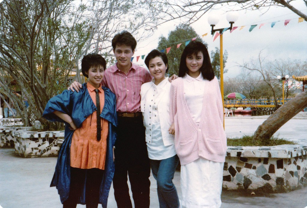 黄敏仪曾经与张兆辉、胡美仪(右2)及陈敏儿(右1)拍剧集《黄金十年》。