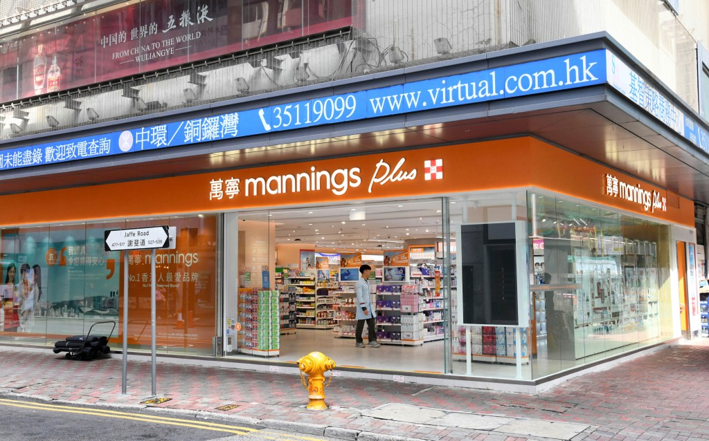 遊客區門店例如尖沙咀、銅鑼灣、旺角等，約佔整體店鋪數量10%。