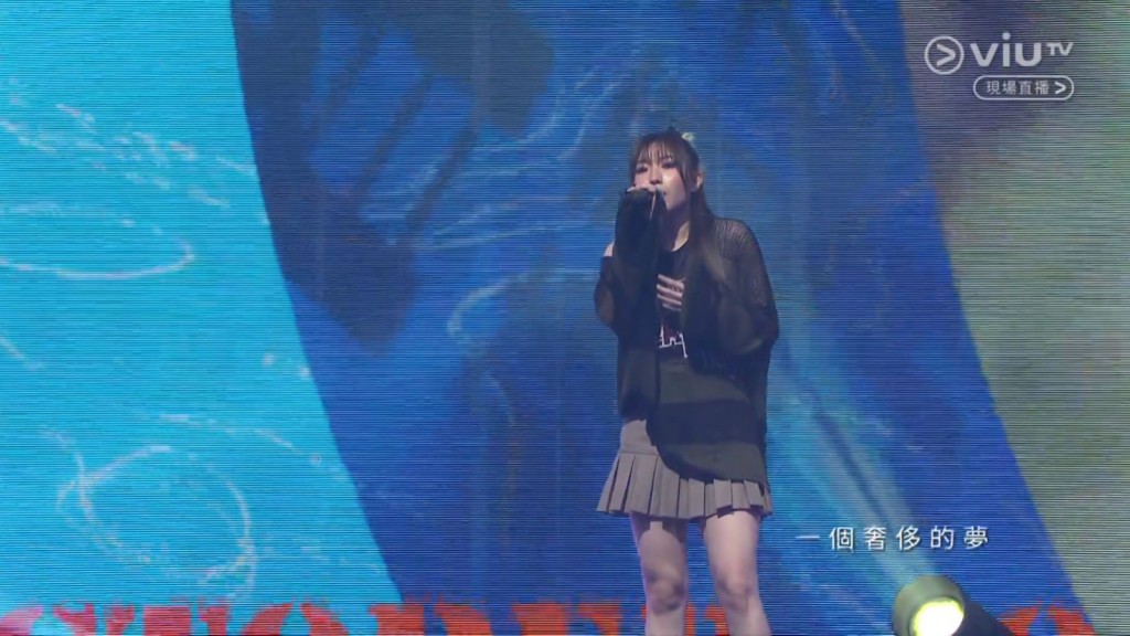江華與麥潔文的27歲女兒陳薔天都有上台演唱個人歌曲《奢侈的夢》。