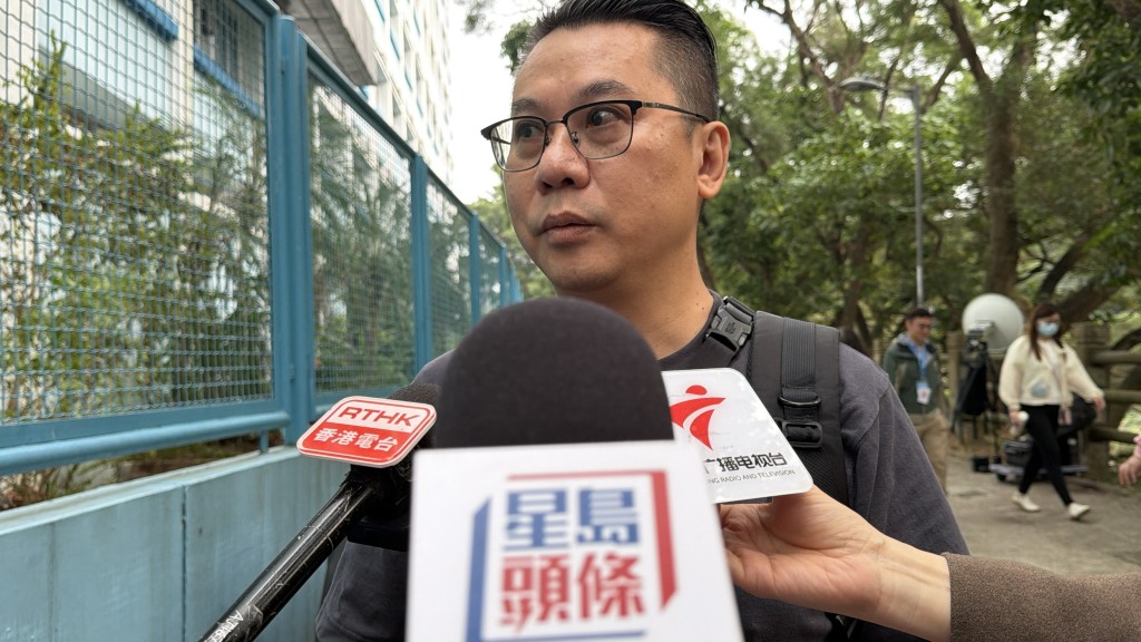 宏福苑居民譚先生乘坐選舉事務處安排的免費交通,前往投票站。 宏福苑居民譚先生乘坐選舉事務處安排的免費交通,前往投票站。