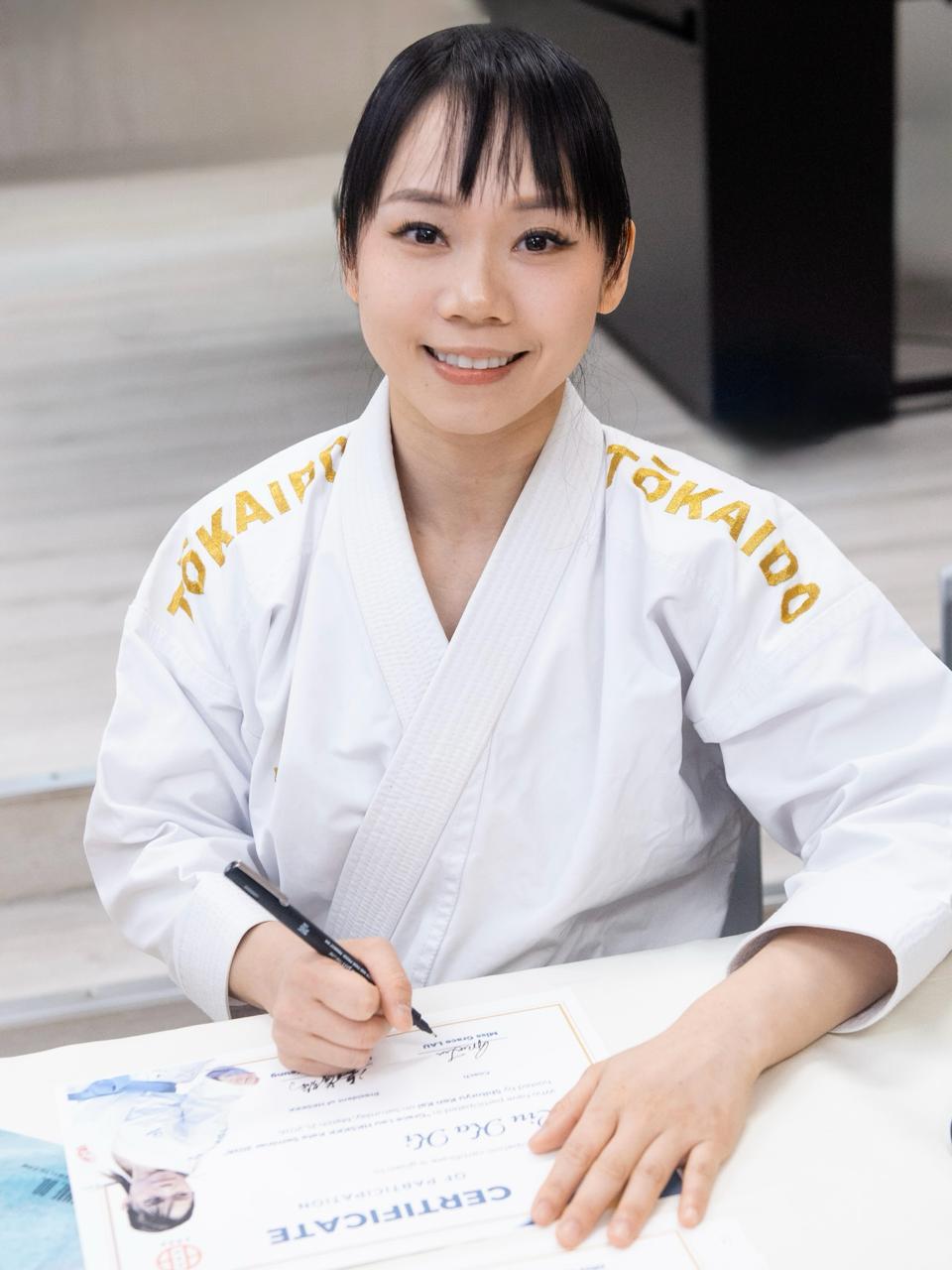 Grace近日穿著代表「年終總冠軍」的「金邊袍」出席活動。Grace FB圖 Grace近日穿著代表「年終總冠軍」的「金邊袍」出席活動。Grace FB圖