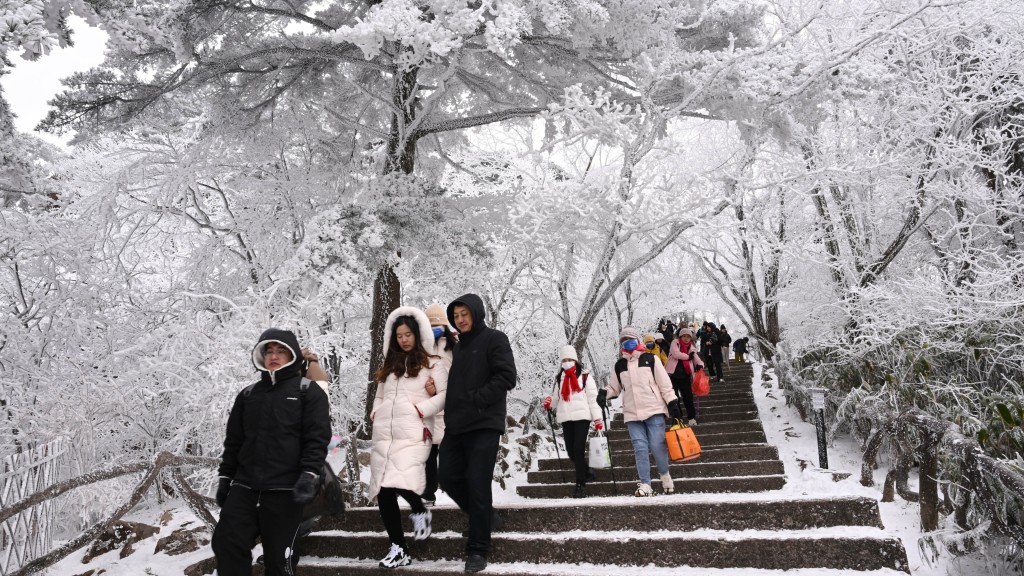 游客在黄山风景区欣赏雪景。 新华社