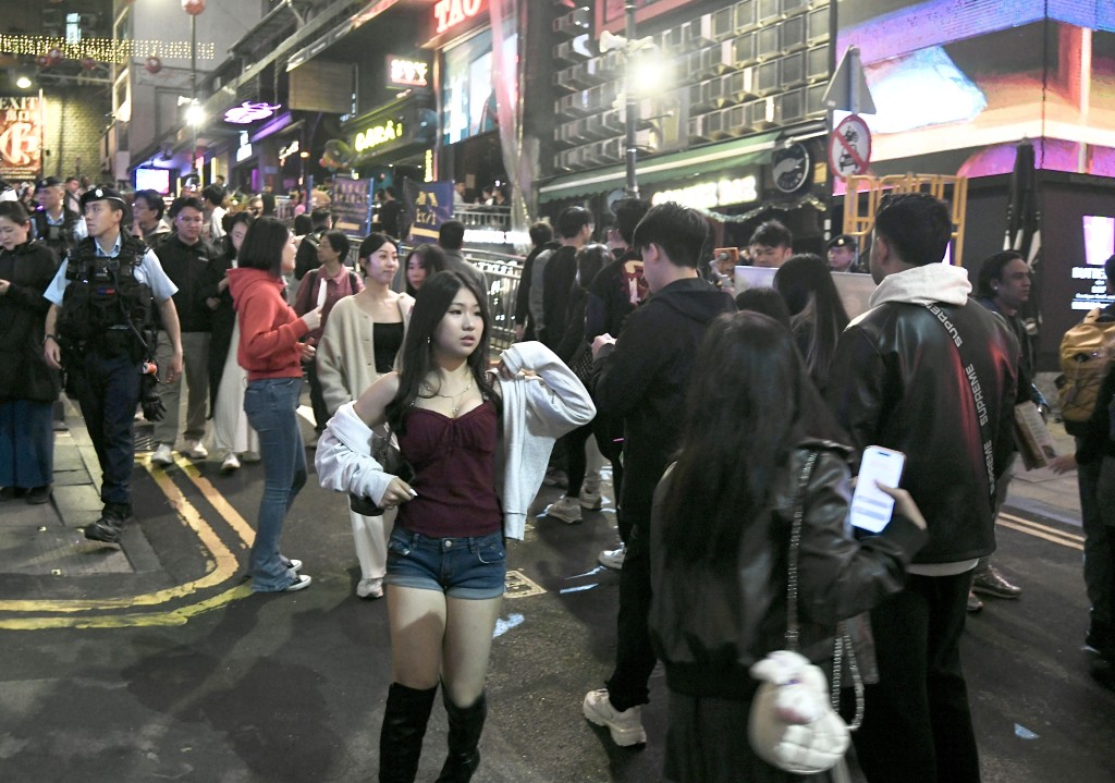 不少市民在蘭桂芳感受跨年氣氛。何君健攝