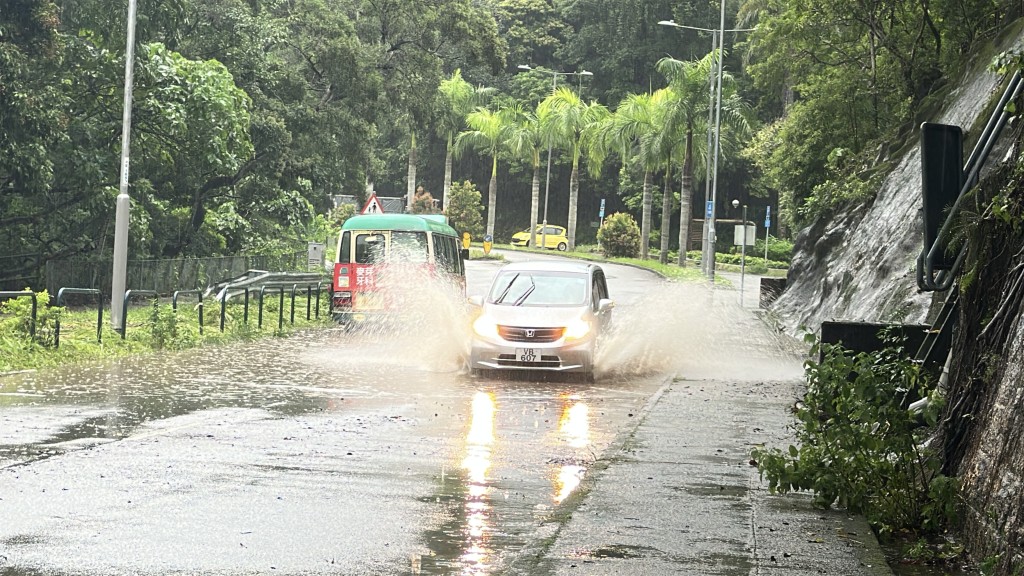 私家車駛過積水濺起水花。