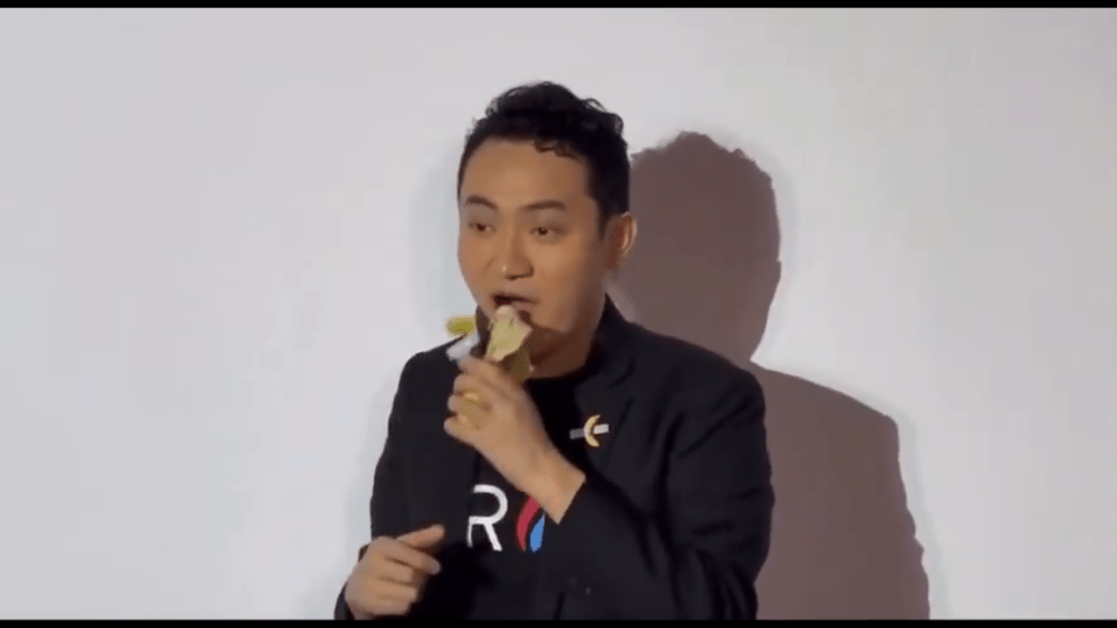 一剝好就往嘴裏塞。 微博截圖 一剝好就往嘴裏塞。 微博截圖