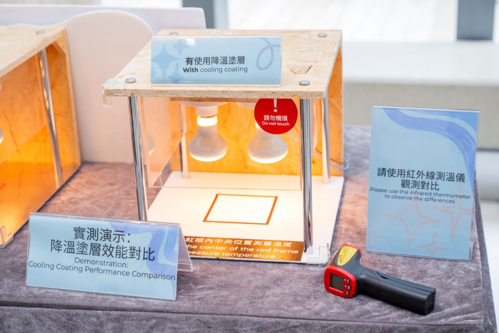 香港紅十字會為適合的住戶提供降溫塗層,可將物料表面溫度由攝氏70多度降至攝氏30多度,從而強化社區的防災備災能力。 香港紅十字會為適合的住戶提供降溫塗層,可將物料表面溫度由攝氏70多度降至攝氏30多度,從而強化社區的防災備災能力。