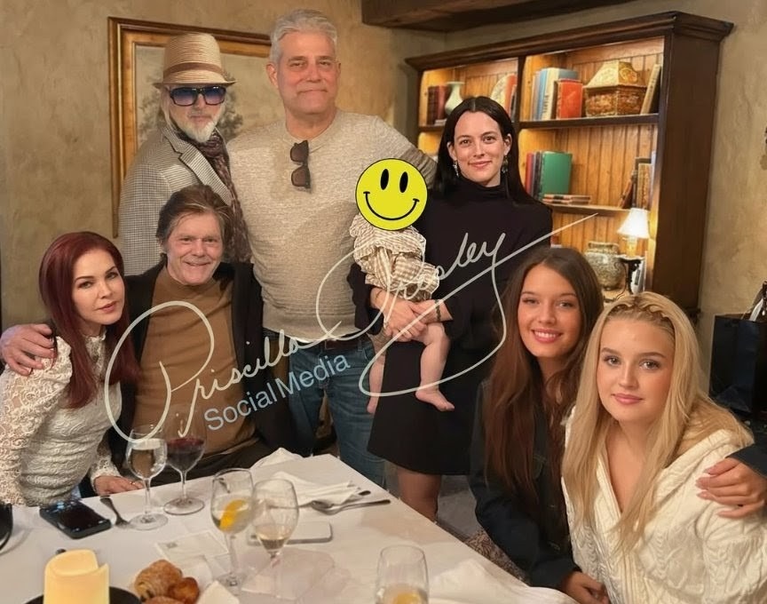 貓王遺孀Priscilla Presley（左）這個聖誕與長外孫女Riley（右三）及孖生外孫女Harper和Finley（右、右二）團聚。