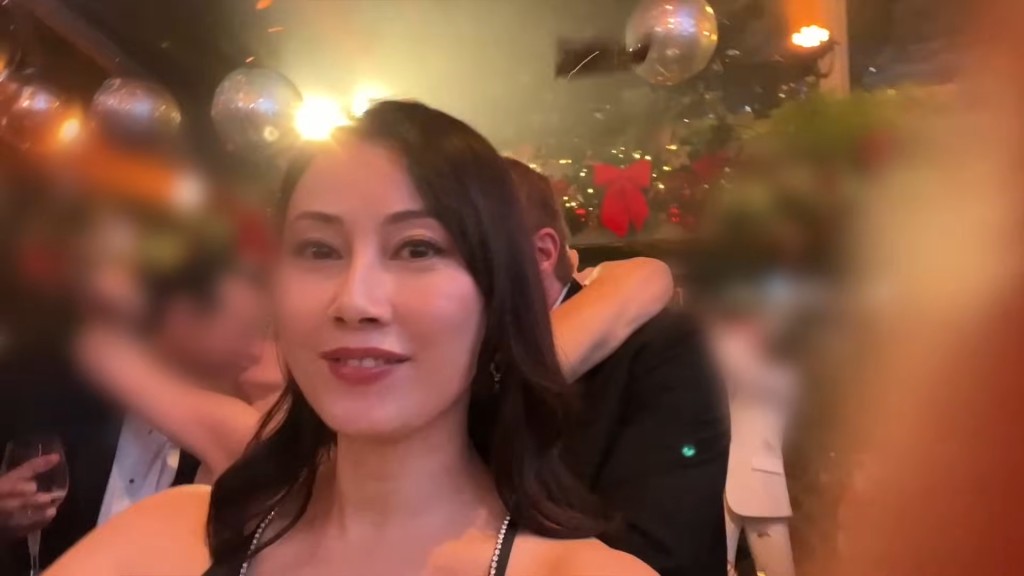 袁嘉敏身後的賓客都一雙一對。 袁嘉敏身後的賓客都一雙一對。