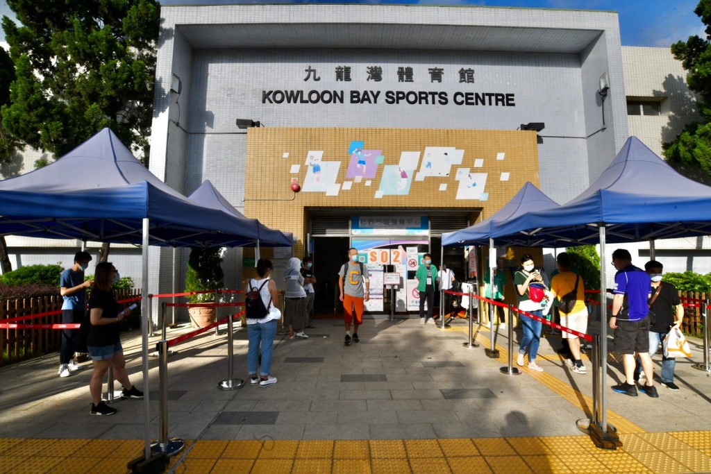 市民繼續接種疫苗。