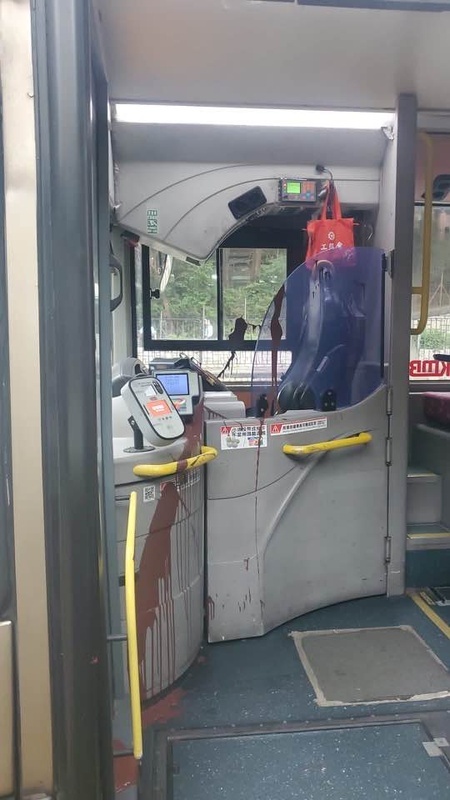 巴士車頭位置被啡色油污所染。香港交通資訊網討論區圖片