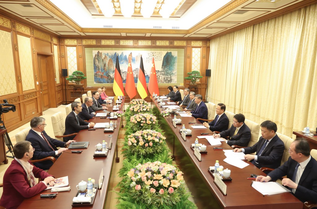 德國總理默茨抵京後，即與習近平會面。中新社