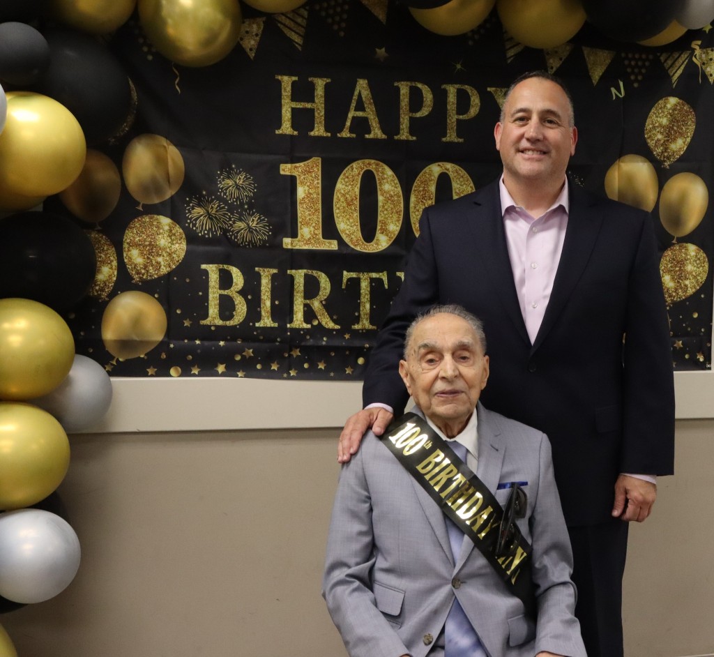 廷頓福爾斯（Tinton Falls）為市長佩里洛（Vito Perillo）慶祝100歲生日。 Facebook