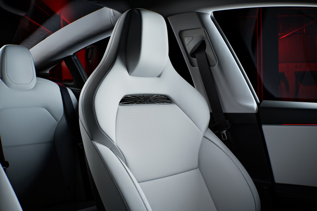 Tesla Model 3 Performance AWD高性能版配有新款桶椅，頭枕下方鑲有Ludicrous圖案