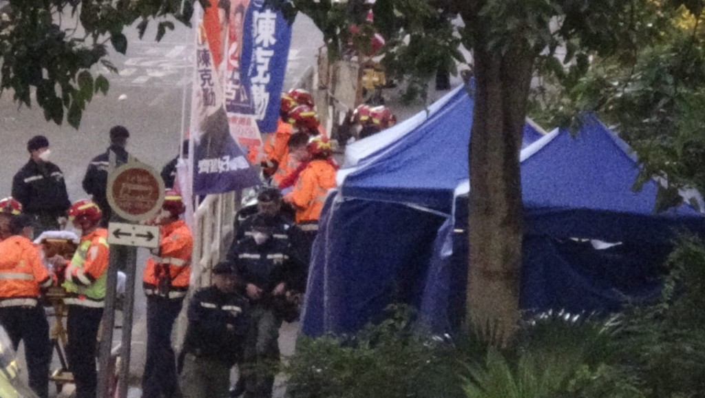 仵工清晨從受災單位抬出五具遺體,其中兩具體形明顯較小。蔡楚輝攝 仵工清晨從受災單位抬出五具遺體,其中兩具體形明顯較小。蔡楚輝攝