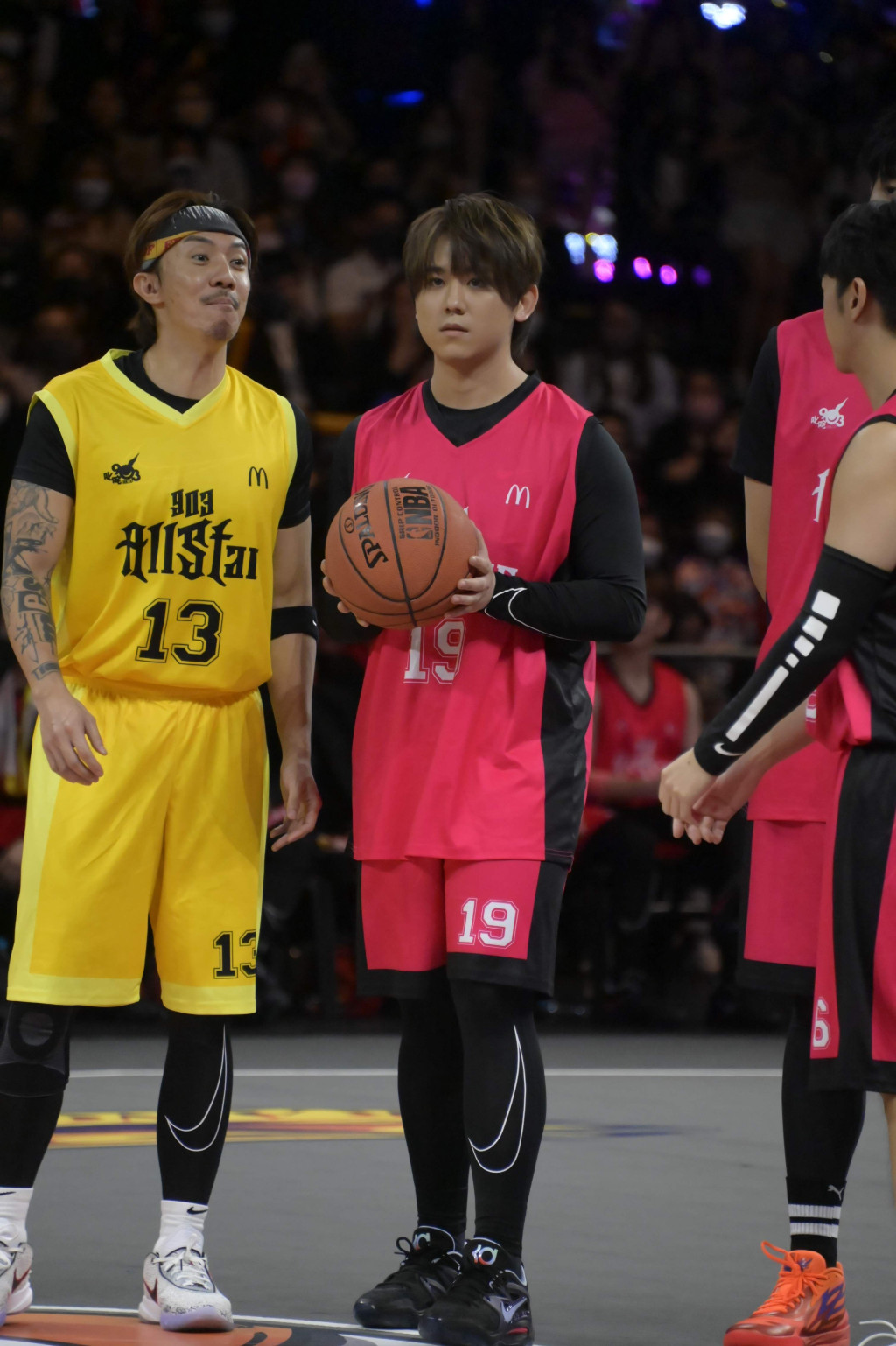 姜涛早前参与篮球表演赛中扭伤膝头。