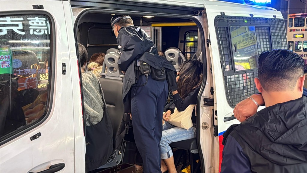 警方在英皇道單位破獲非法釣魚機賭檔，拘8本地男及9菲裔人士。