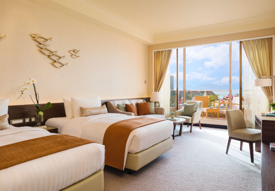 以消费券预订香港黄金海岸酒店的客房住宿，可享高达八五折礼遇。