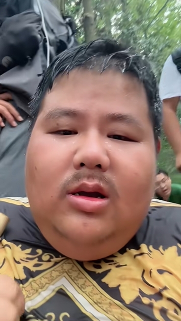 良子登峨眉山一面疲态。