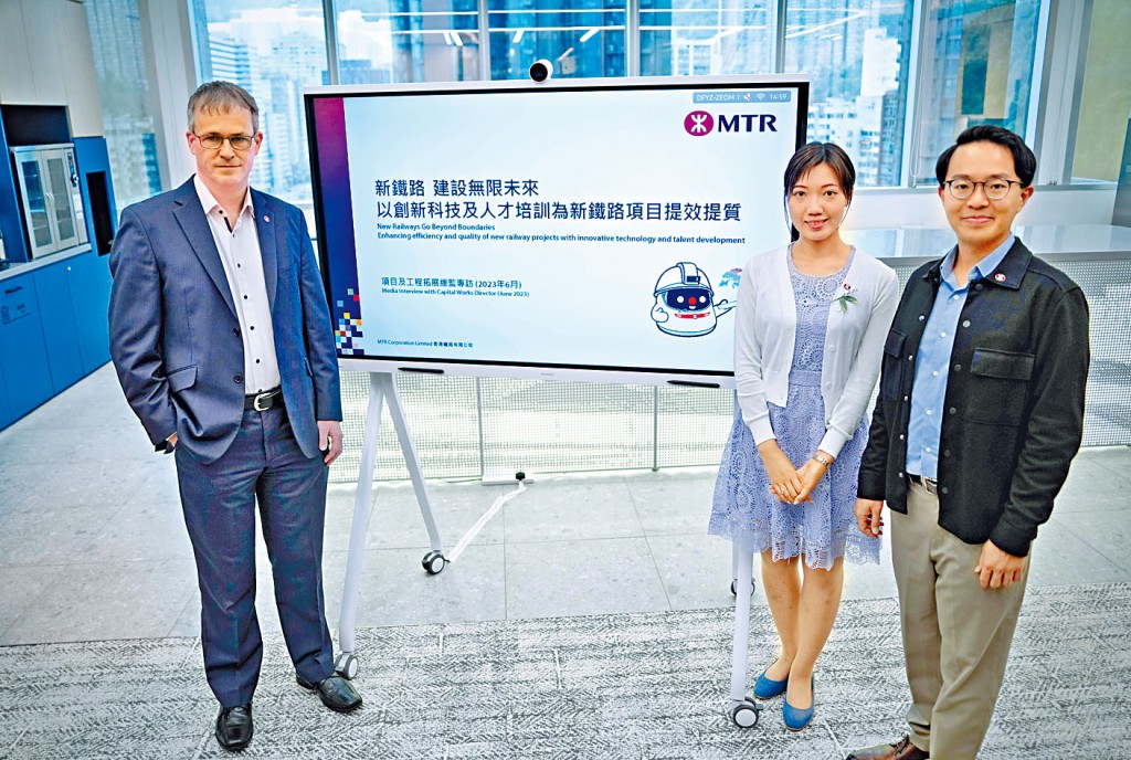 左起：鄧輝豪、梁詠茵及馮卓賢介紹多項鐵路網絡擴展及改善工程。