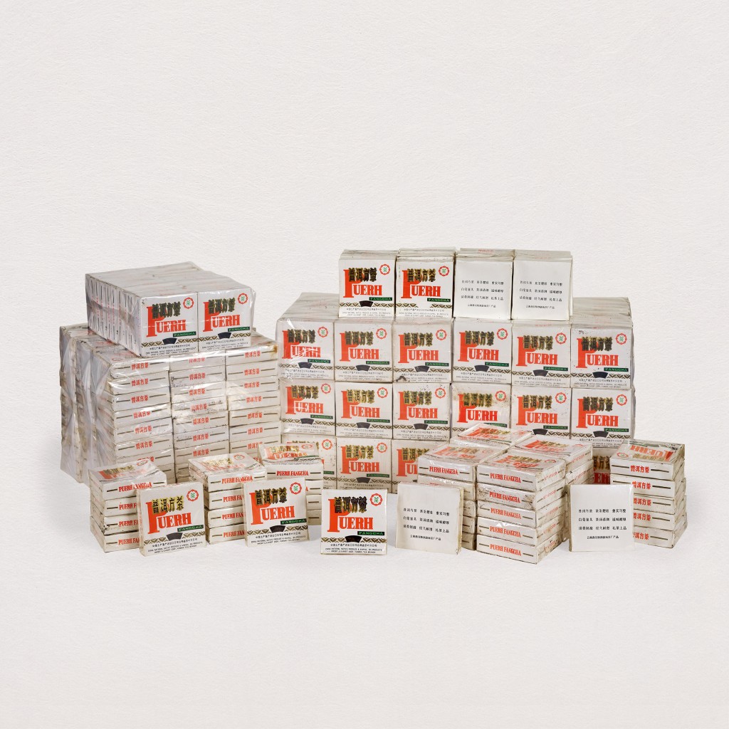 1980年代末1990年代初,茶磚,純乾倉,原箱92磚,共350塊,成交價HK$2,243,000。 1980年代末1990年代初,茶磚,純乾倉,原箱92磚,共350塊,成交價HK$2,243,000。