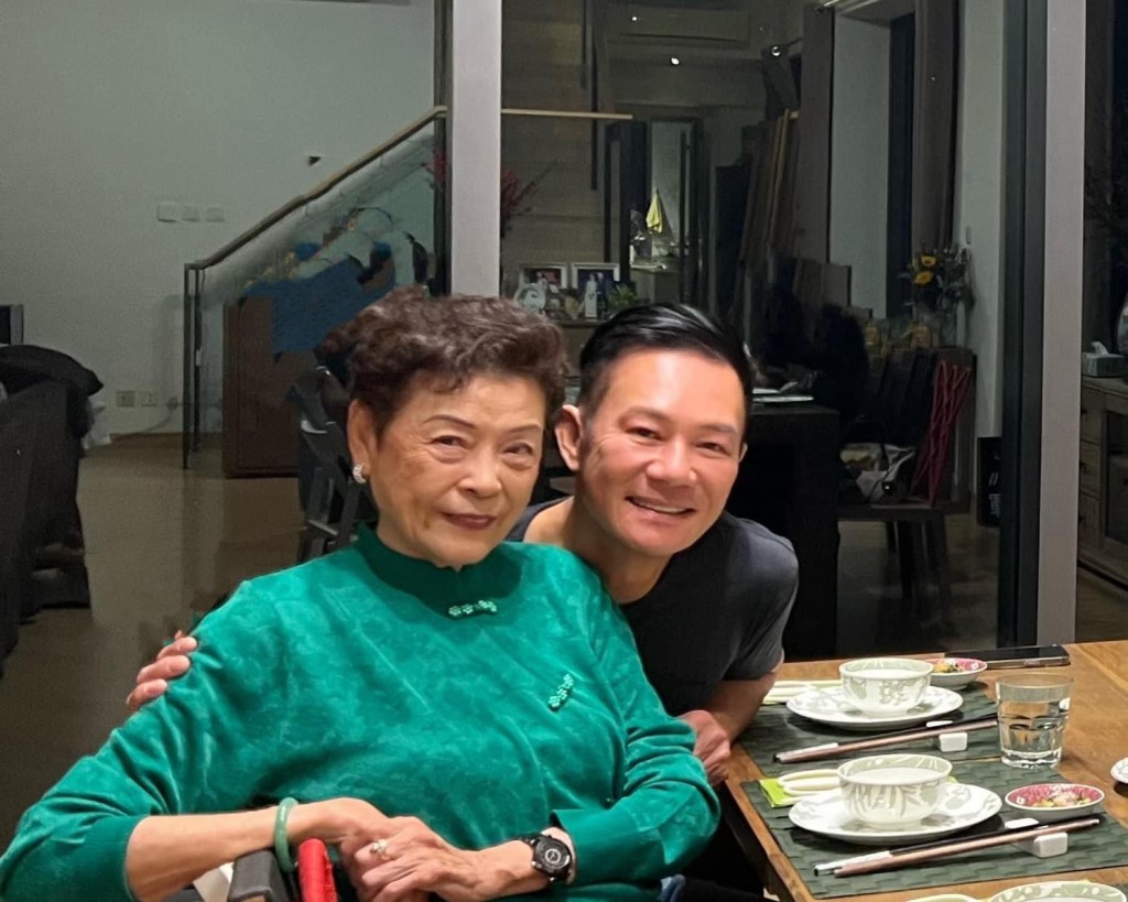 張兆輝在《香港85》、《香港86》飾演「順嫂」梁葆貞的二仔，二人已相識約40年。