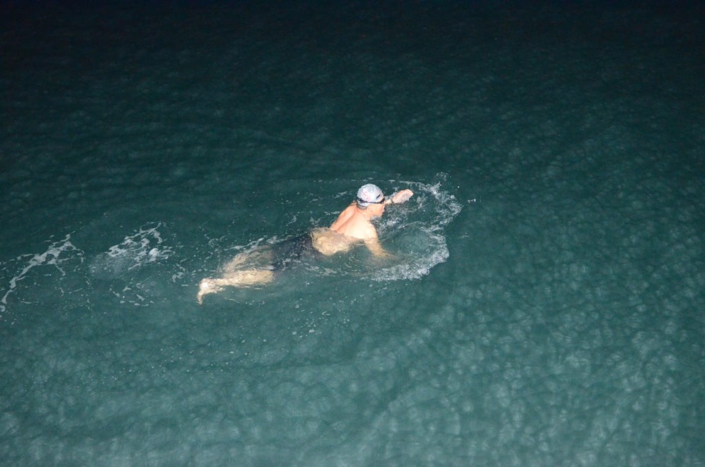 曾先生20年來堅持游冬泳。