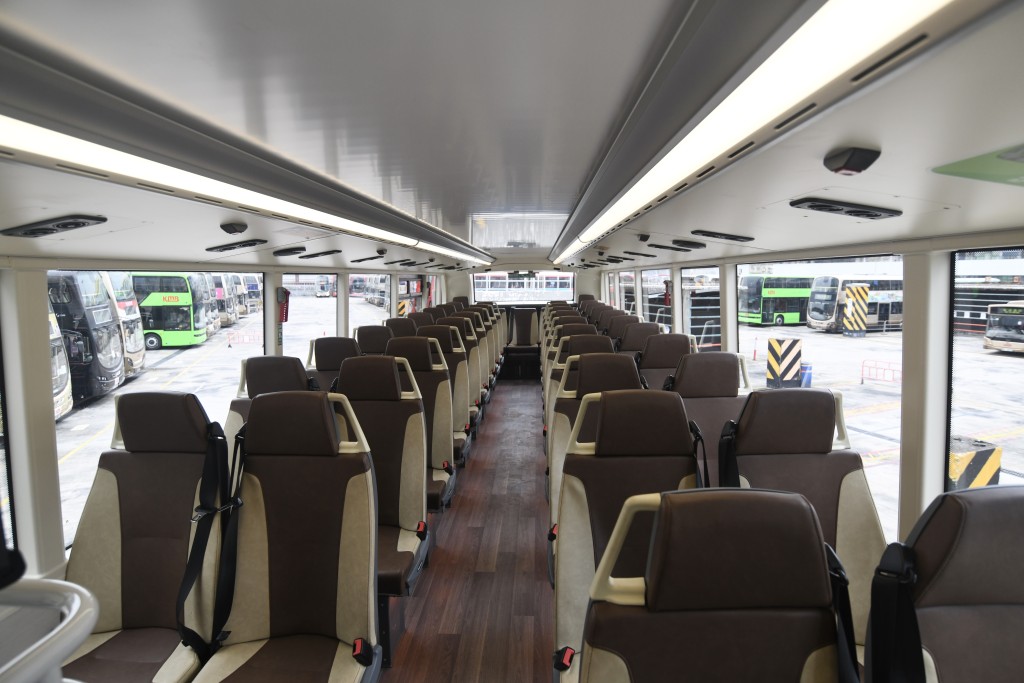 全新型号双层电动巴士，载客量高达122人。何君健摄