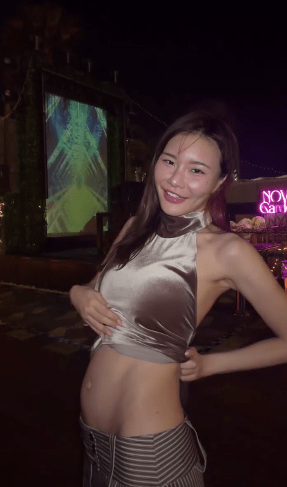 五索在下一秒即時收腹，展示驚人的平坦小蠻腰。