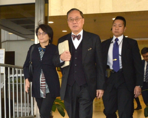 曾蔭權今午由胞妹曾璟璇(左)陪同往午膳。 關偉華攝