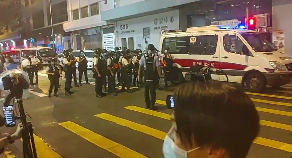 警員截查市民。 梁國雄 FB 影片截圖