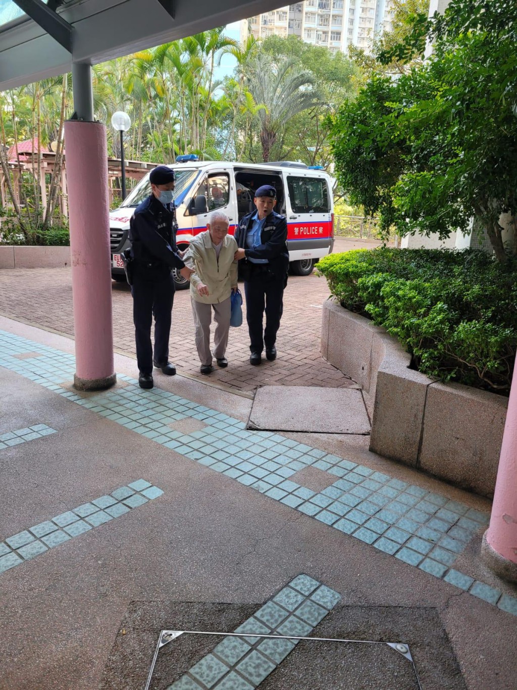 警方將老翁帶回住所，再交由其妻子照顧。警方提供