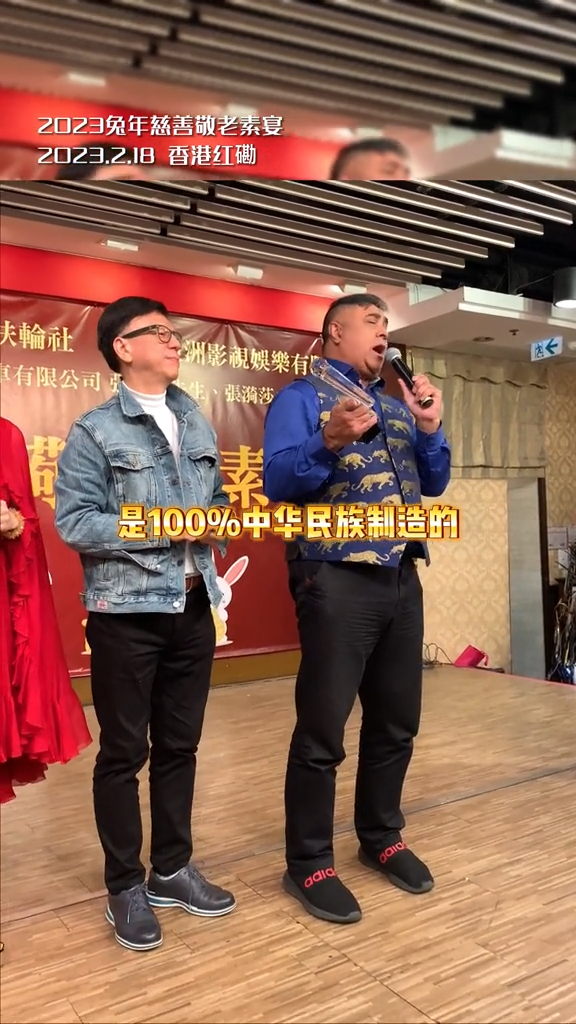 接着分享在台上高唱《勇敢的中国人》的片段，有内地网民大赞他虽然是印度裔，但在香港成长，爱中国的心可能比很多中国人优胜。