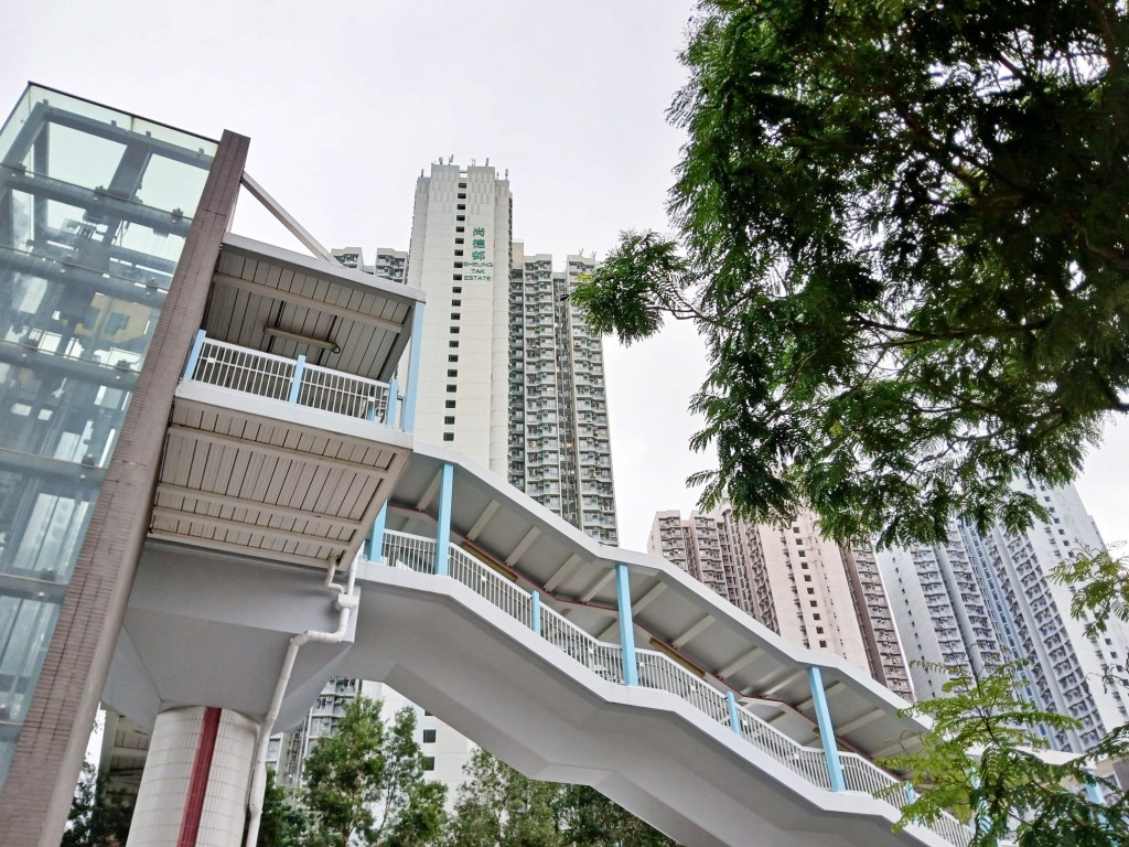 尚德邨毗鄰香港單車館，並有天橋連接。