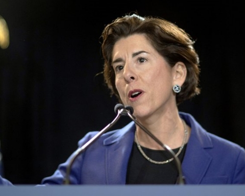 美國商務部長雷蒙多(Gina Raimondo)。美聯社資料圖片