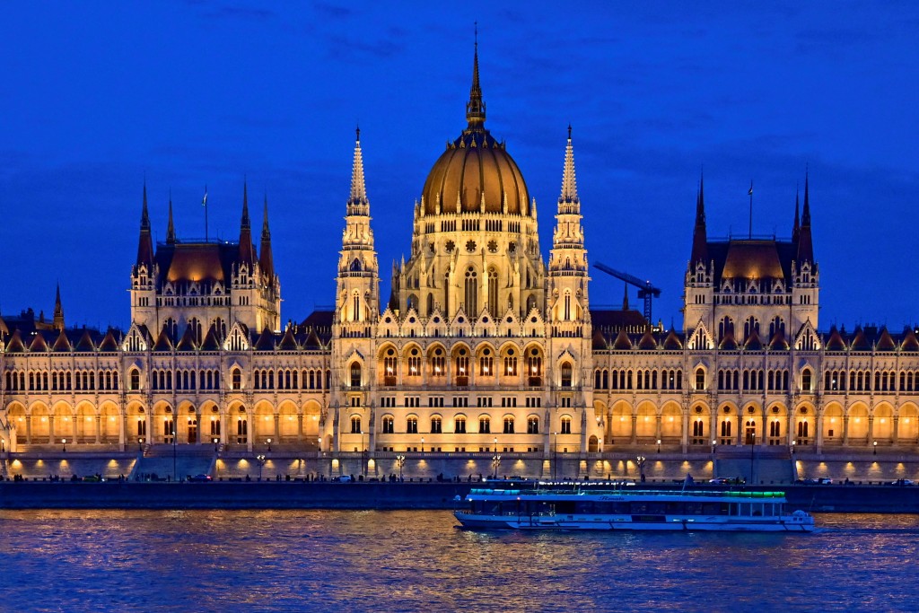 根据点算约46%选票的初步结果，蒂萨党在199席国会中取得约135席，达到关键的三分之二多数。路透社