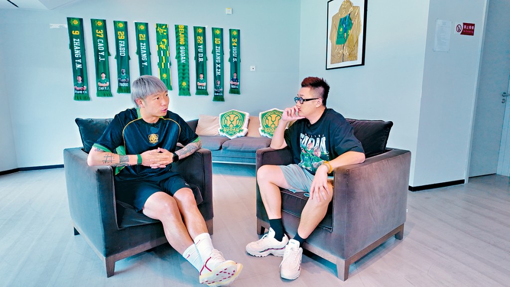 節目主持人孟繁旭（右）和北京國安隊長張稀哲（左）大談茹子楠表現。