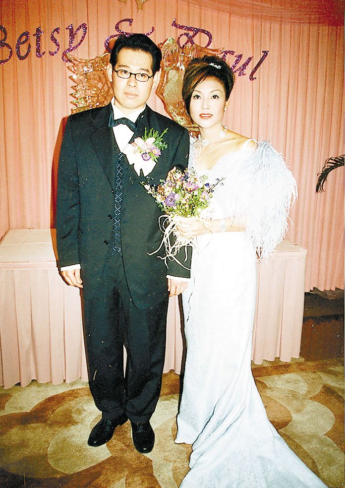1997年下嫁细她7岁嘅大马富商傅仰峰。