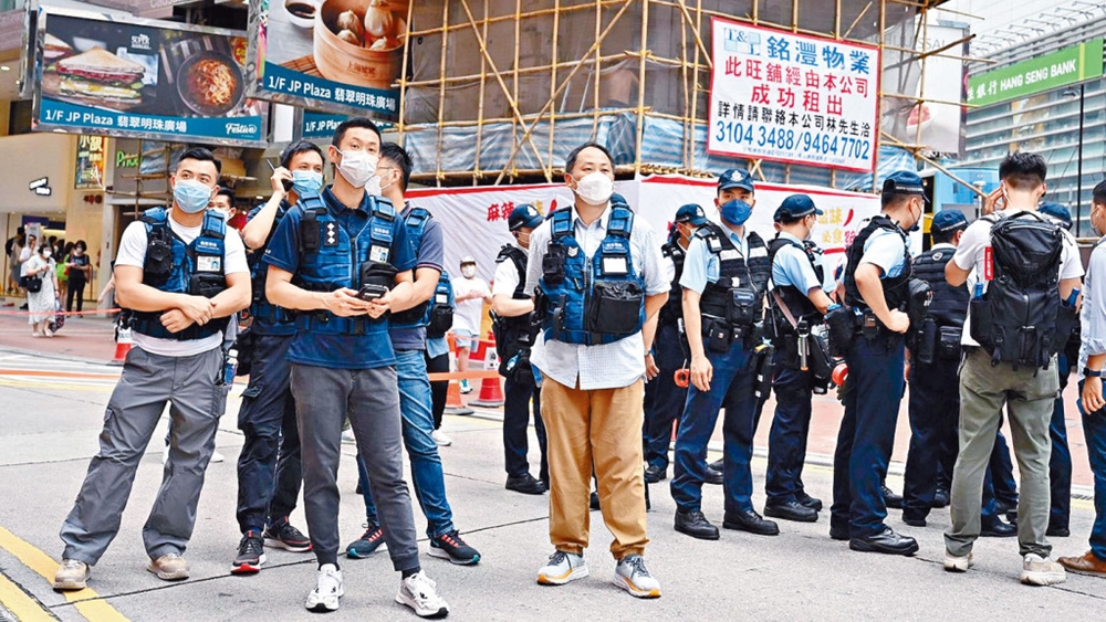 俗稱「藍背心」的警察傳媒聯絡隊,致力協調傳媒採訪與前線警務人員順利執法。