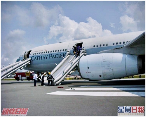 乘客從緊急逃生口逃脫。資料圖片