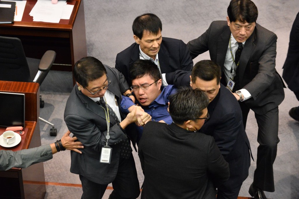 葉劉淑儀驅逐區諾軒(深藍衣)離開。