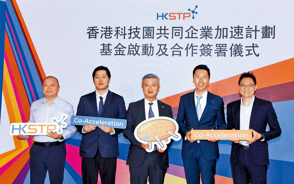 鄒銘諾（右二）表示，將「出錢出力」支持初創企業發展，亦會提供行業經驗分享。