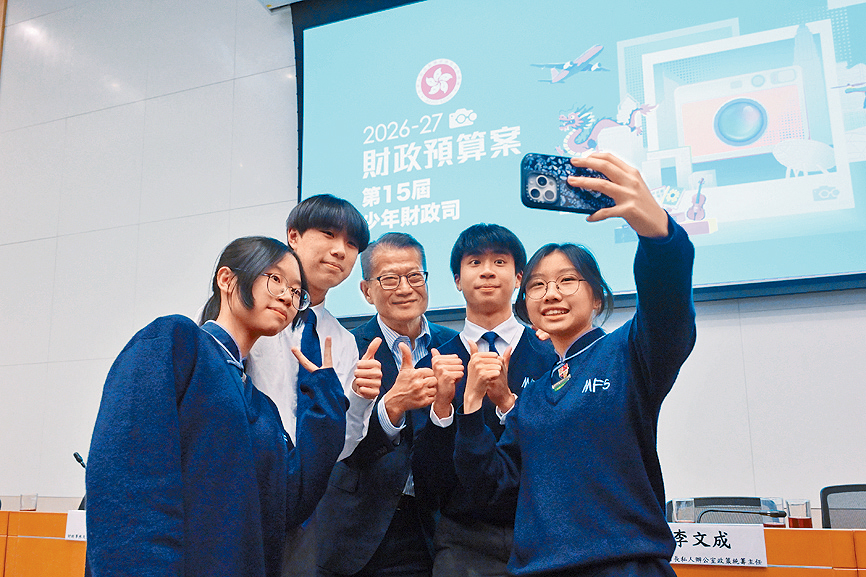 陳茂波上周與一班中學生會面，聆聽他們對新一份《財政預算案》的意見。