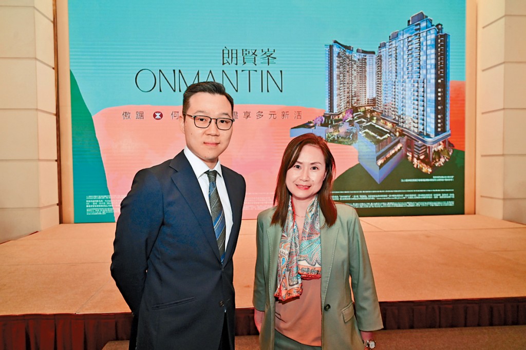 鷹君梁淑儀（右）表示，朗賢峯預計月內上載樓書及開價。旁為吳子謙。