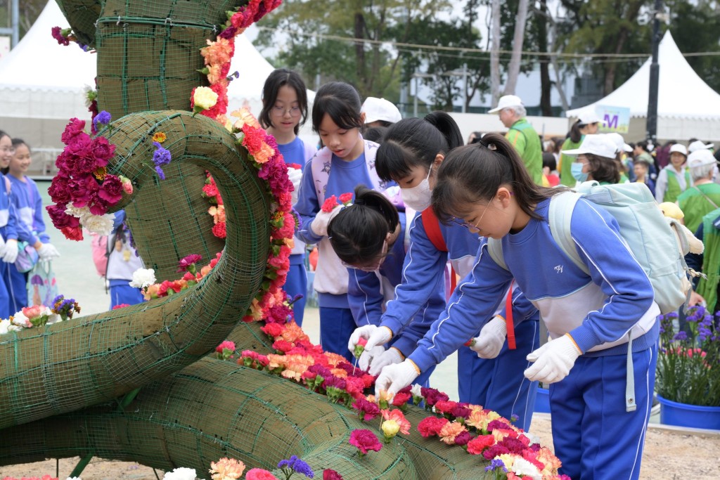 超過1100名來自38間幼稚園、中小學和特殊學校的學生參與製作。政府新聞處